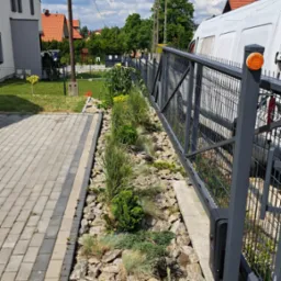 Założona rabata z korą kamienną