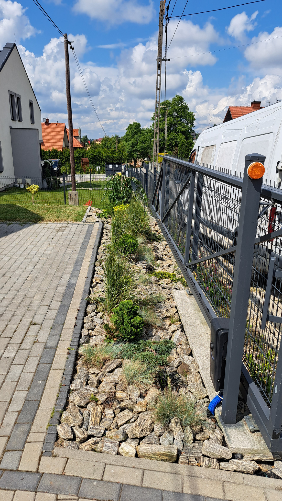 Założona rabata z korą kamienną