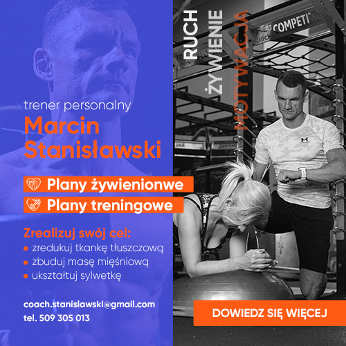 Trener personalny Marcin Stanisławski prezentuje plany żywieniowe i treningowe. Kobieta ćwiczy pod okiem trenera na tle sprzętu sportowego.