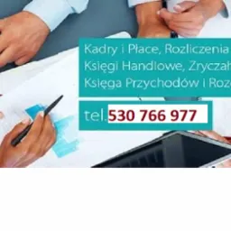 Zesp&oacute;ł os&oacute;b pracujących nad dokumentami finansowymi, kalkulator, tablet i materiały biurowe na stole, kontaktowy numer telefonu na pierwszym planie.