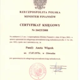 Skan Certyfikatu Księgowego wydanego przez Ministra Finansów Rzeczypospolitej Polskiej, z pieczęcią i podpisem upoważnionej osoby, potwierdzający uprawnienia do usługowego prowadzenia ksiąg...