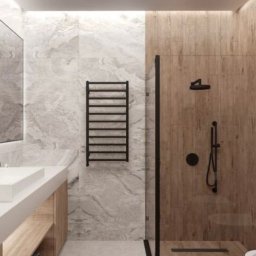 “Ręce Mistrza” usługi remontowe Anton Velychko - Nowoczesna łazienka z kabiną prysznicową typu walk-in, marmurową ścianą, drewnopodobnymi płytkami w strefie prysznica i czarnymi armaturami oraz grzejnikiem drabinkowym.