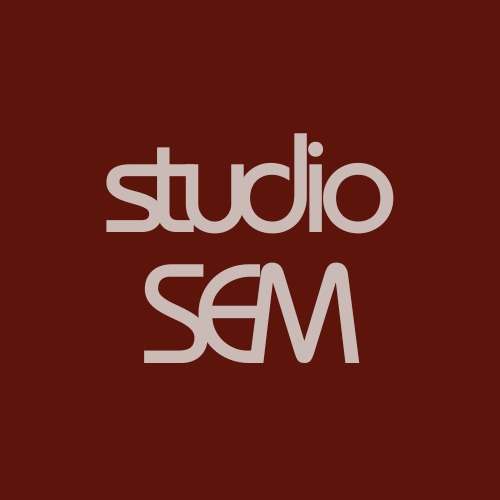 Graficzne logo 'studio SEM' w odcieniach beżu na bordowym tle. Minimalistyczny design, nowoczesna typografia. Element identyfikacji wizualnej.