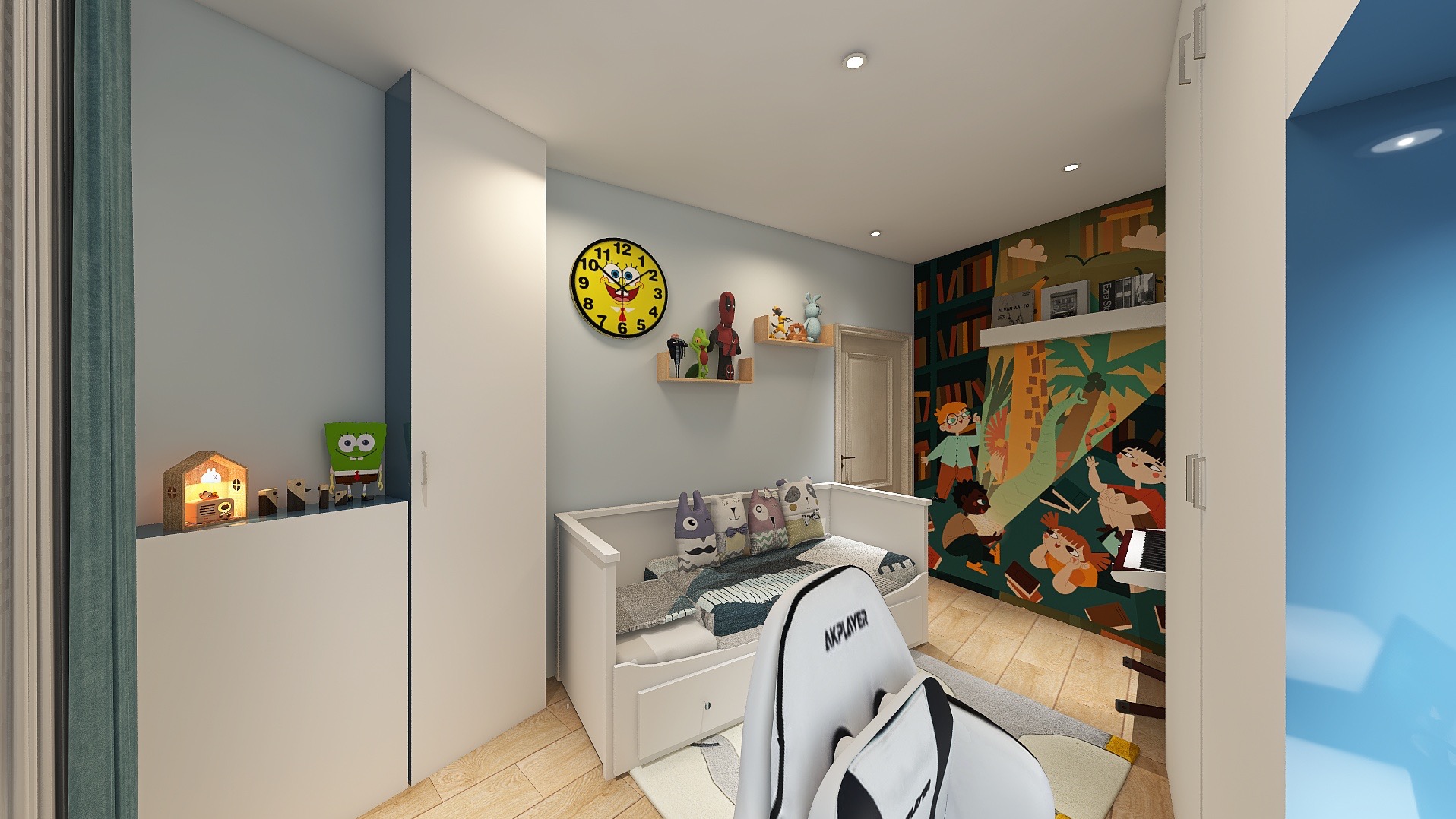 Pokój dziecięcy z białym łóżkiem, kolorową tapetą w książki i dżunglę, zegarem SpongeBoba i lampkami nocnymi na półce. Widok na okno z boku.