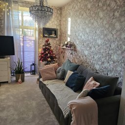 ełny remont: mycie ścian, uzupełnianie dziur, układanie tapety winylowej, układanie wykładziny. Malowanie ścian, montaż rolety, renowacja oświetlenia wg pomysłu klientki.