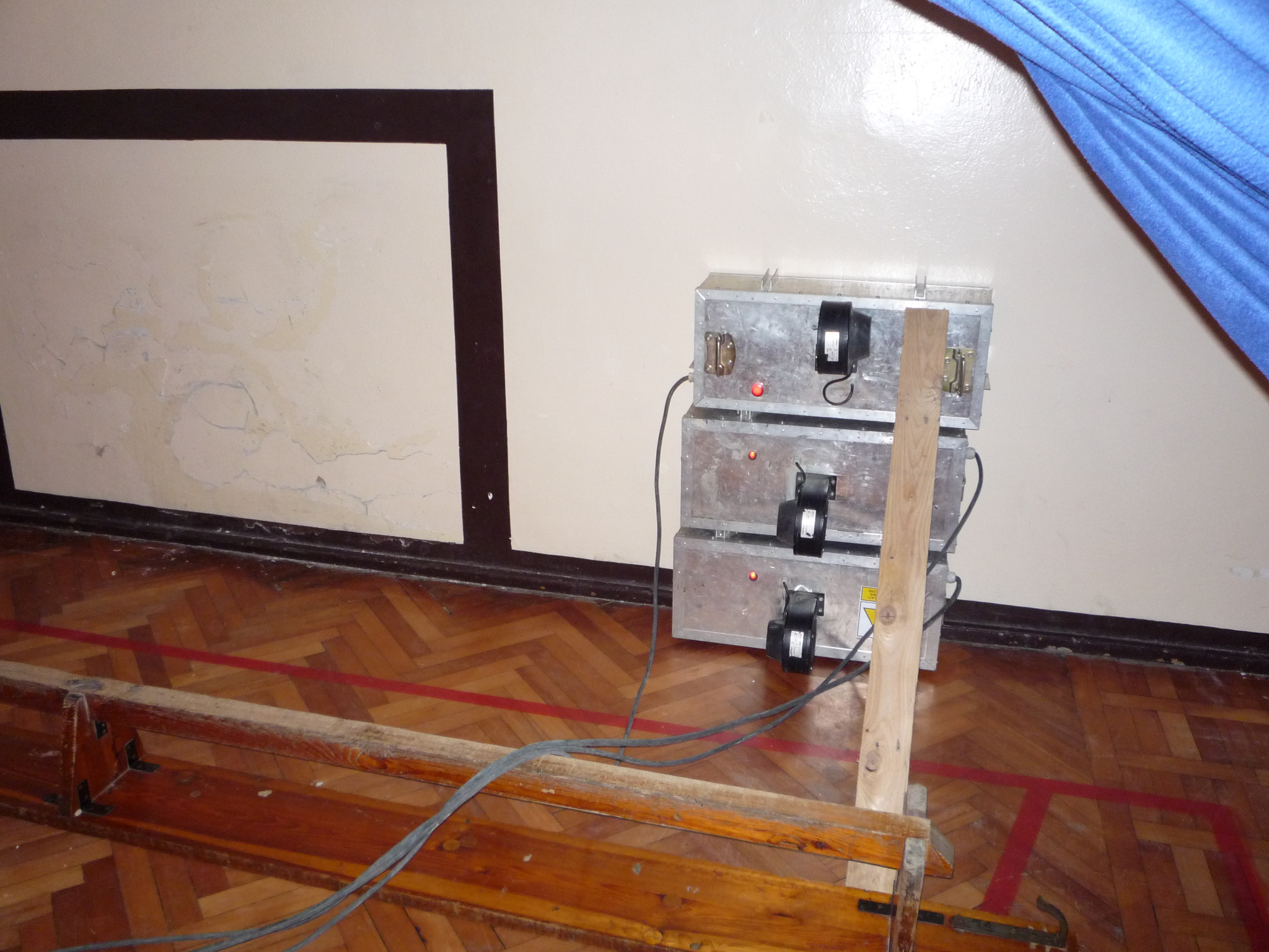 Osuszanie parkietu i ścian po zalaniu.