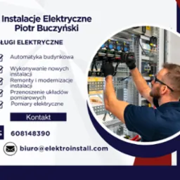 Elektryk w okularach ochronnych i rękawicach roboczych, podczas pracy wewnątrz szafy sterowniczej z licznymi przewodami i elementami elektrycznymi.