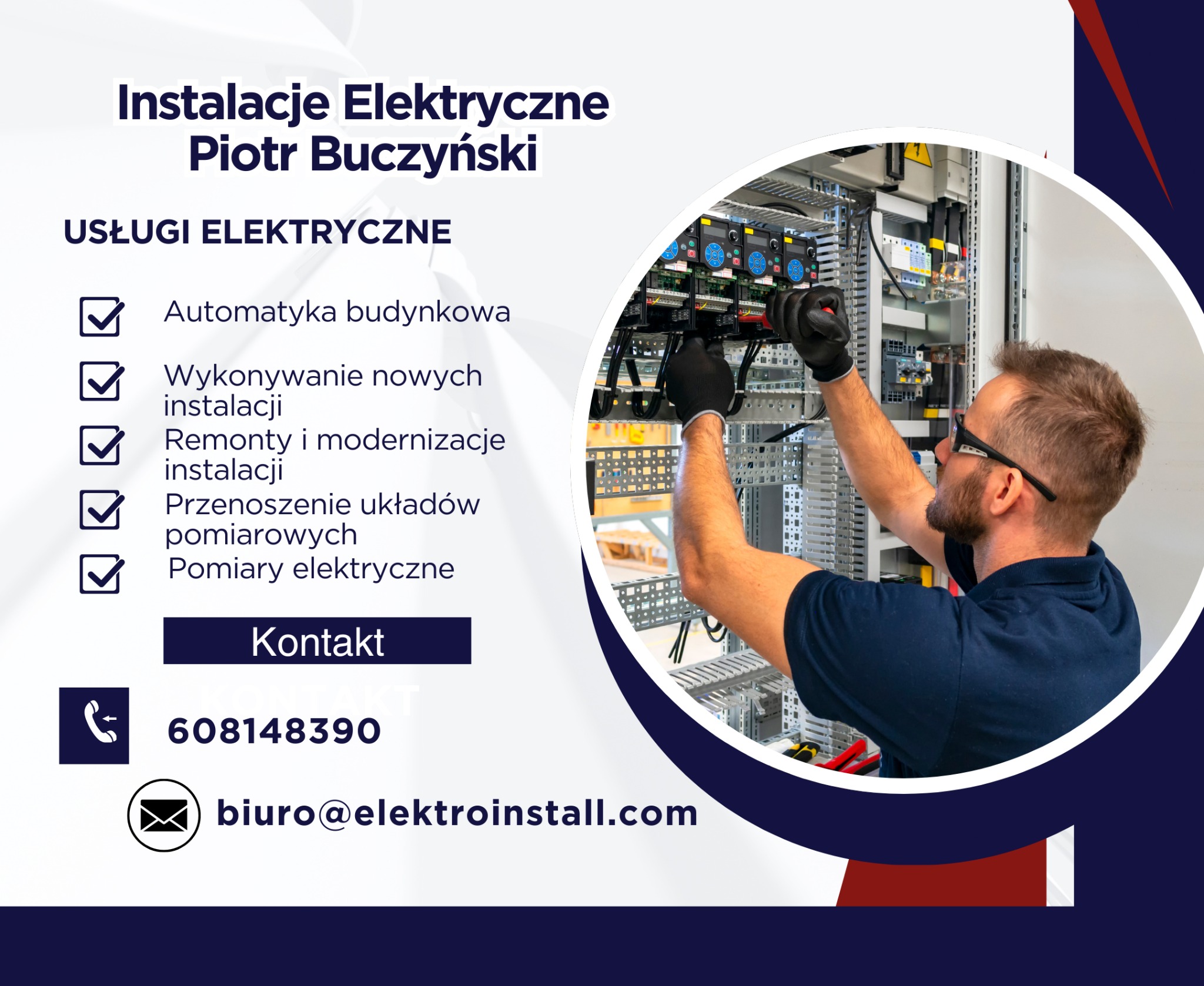 Elektryk w okularach ochronnych i rękawicach roboczych, podczas pracy wewnątrz szafy sterowniczej z licznymi przewodami i elementami elektrycznymi.