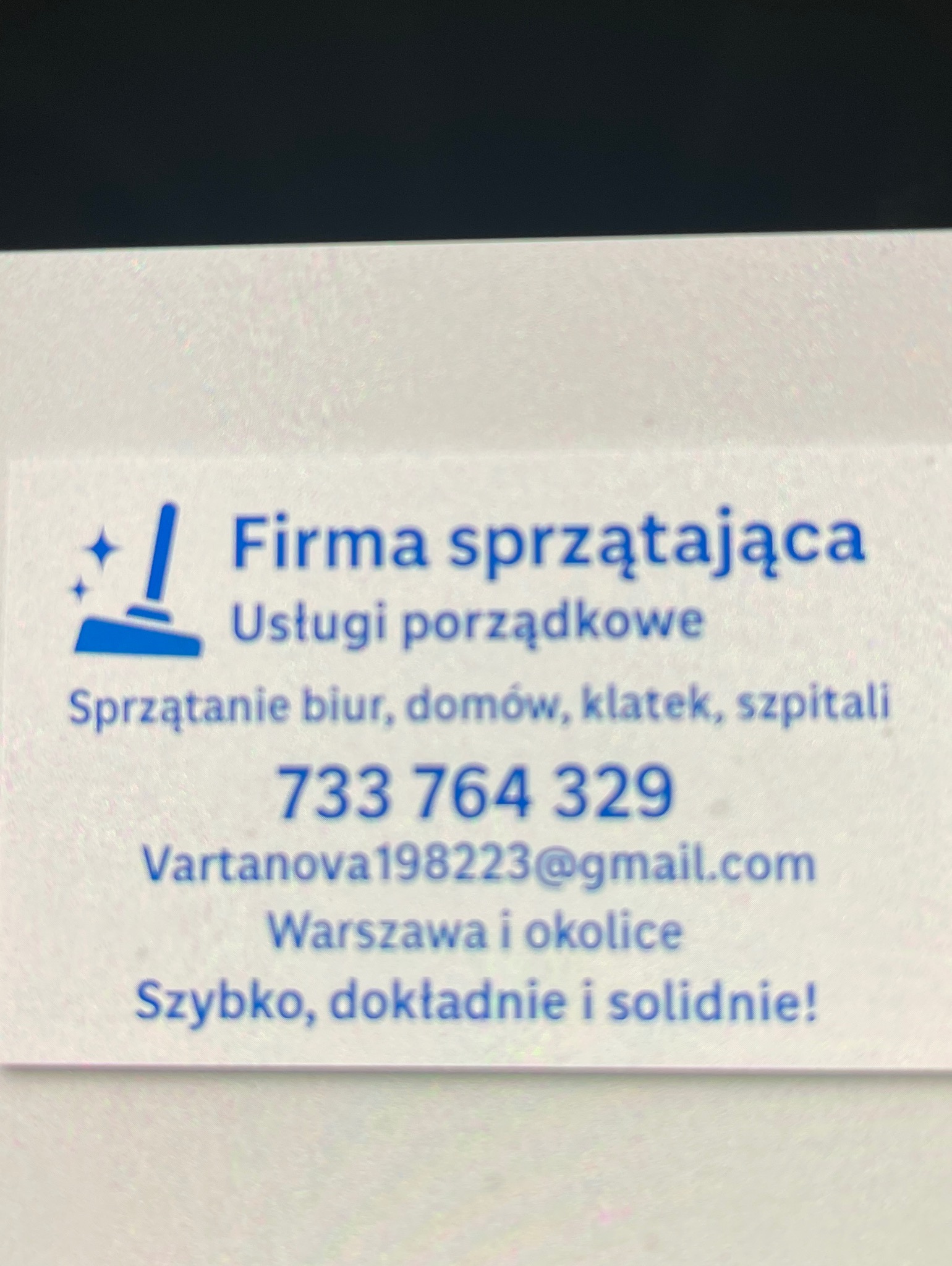 Wizytówka firmy sprzątającej z Warszawy i okolic. Oferta obejmuje sprzątanie biur, domów, klatek i szpitali. Kontakt: 733 764 329, Vartanova198223@gmail.com.