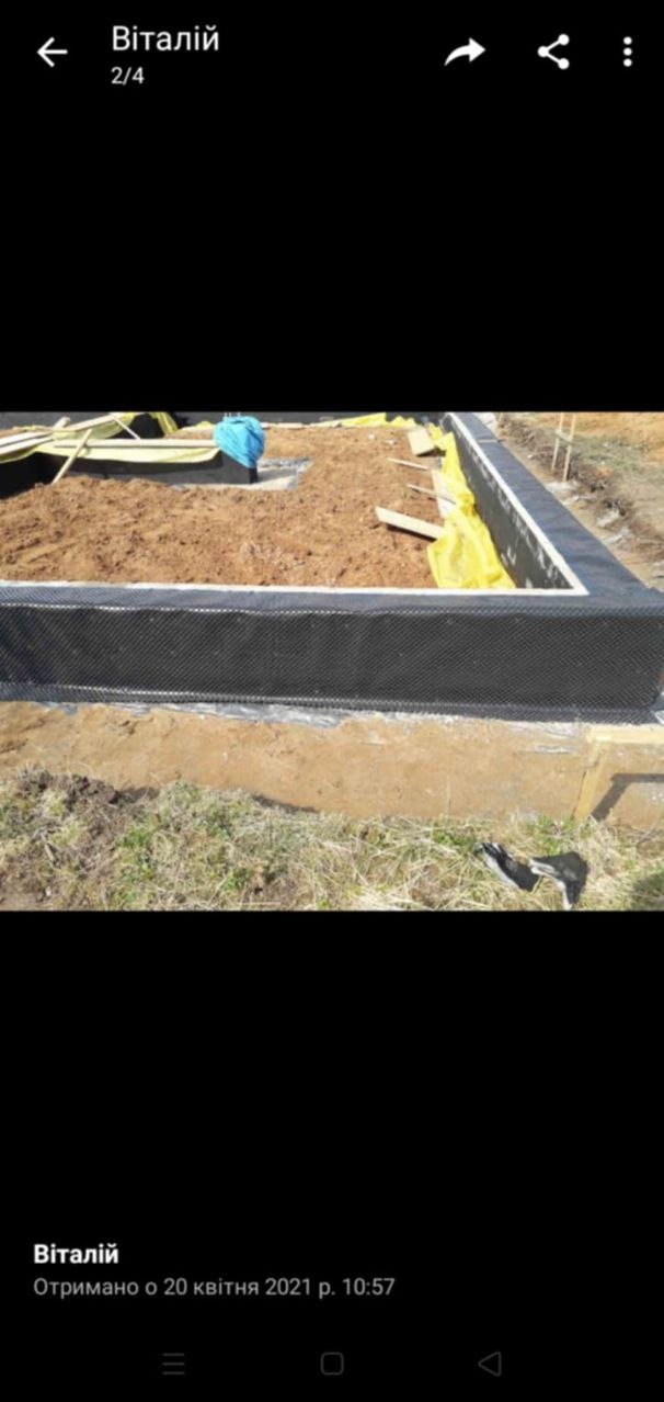 Wrocław: Izolacja pionowa fundamentów z użyciem czarnej membrany hydroizolacyjnej, widoczna wykopana ziemia i przygotowany teren pod budowę.