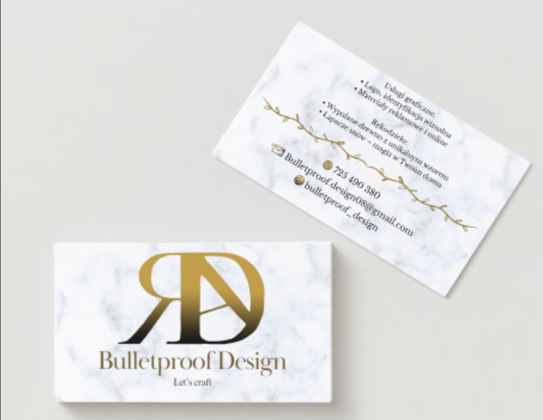 Dwie wizytówki z marmurowym tłem i złotym logo firmy Bulletproof Design z Katowic, jedna leżąca płasko, druga pod kątem, prezentujące usługi graficzne i dane kontaktowe.