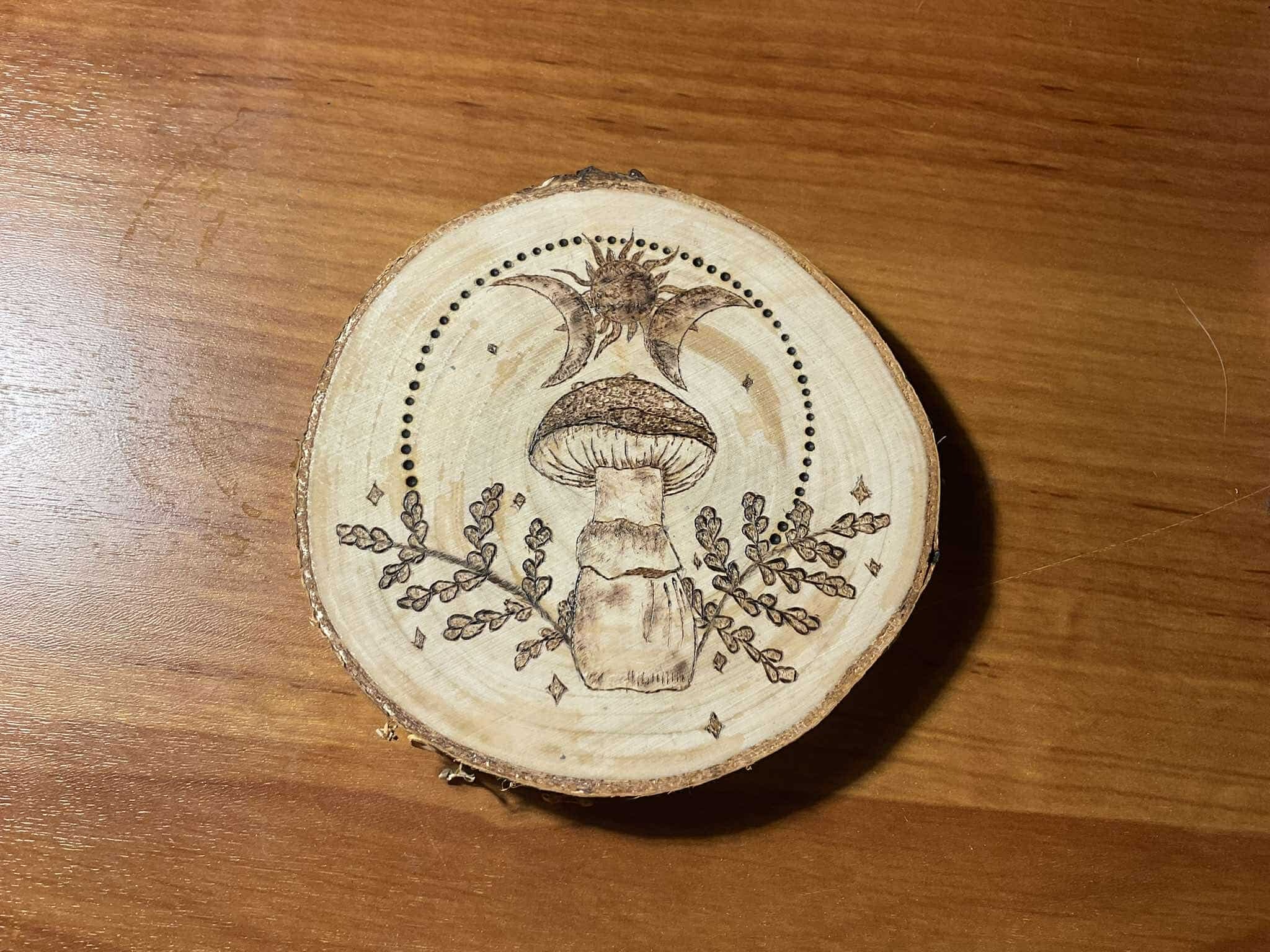 Ręcznie wypalana, drewniana podkładka pod kubek