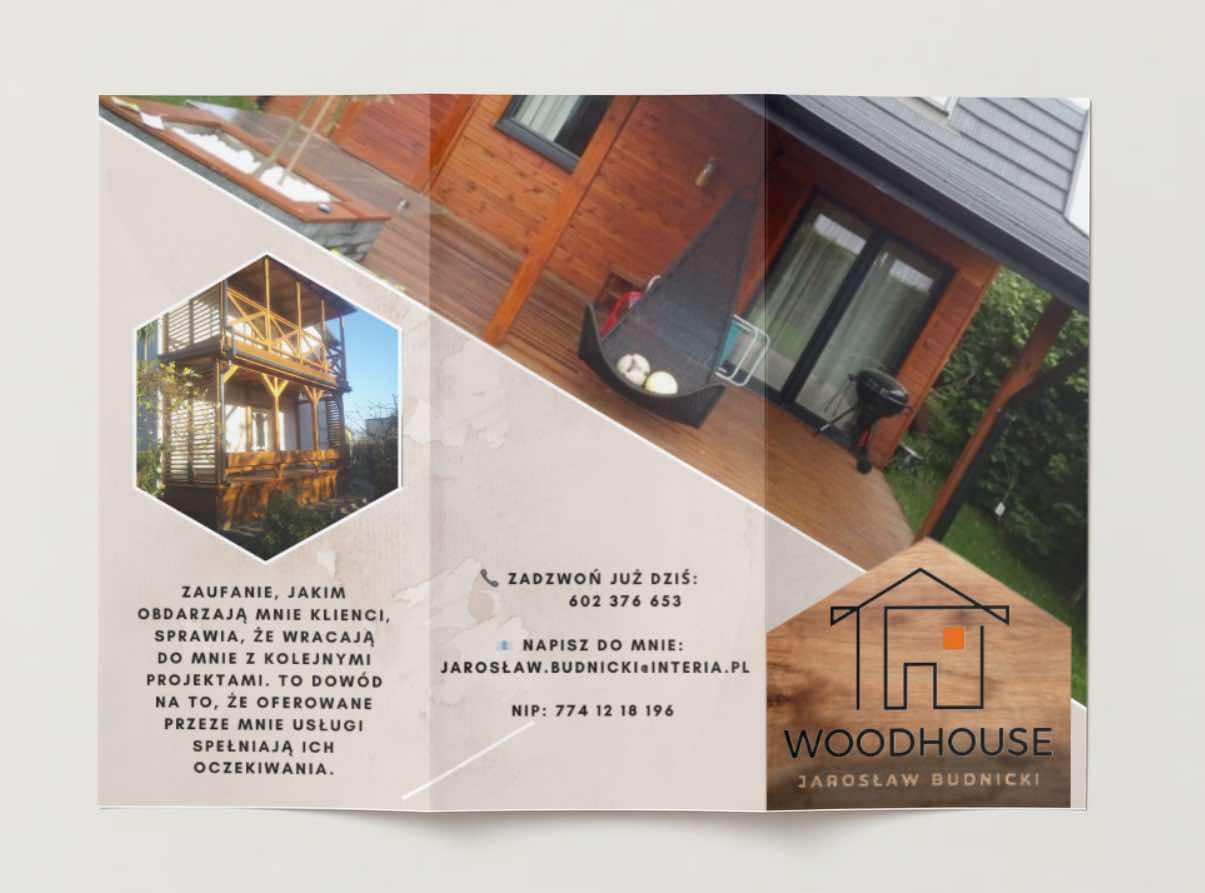 Rozłożona, trójdzielna ulotka reklamowa prezentująca drewniane domy i konstrukcje, z widocznym logo 'Woodhouse' i danymi kontaktowymi.