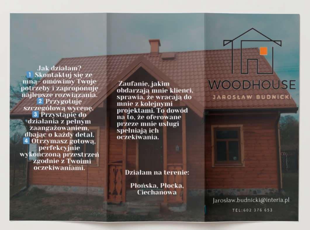 Rozłożona ulotka reklamowa firmy Woodhouse Jarosław Budnicki, specjalizującej się w budowie domów drewnianych, prezentująca ofertę i dane kontaktowe.