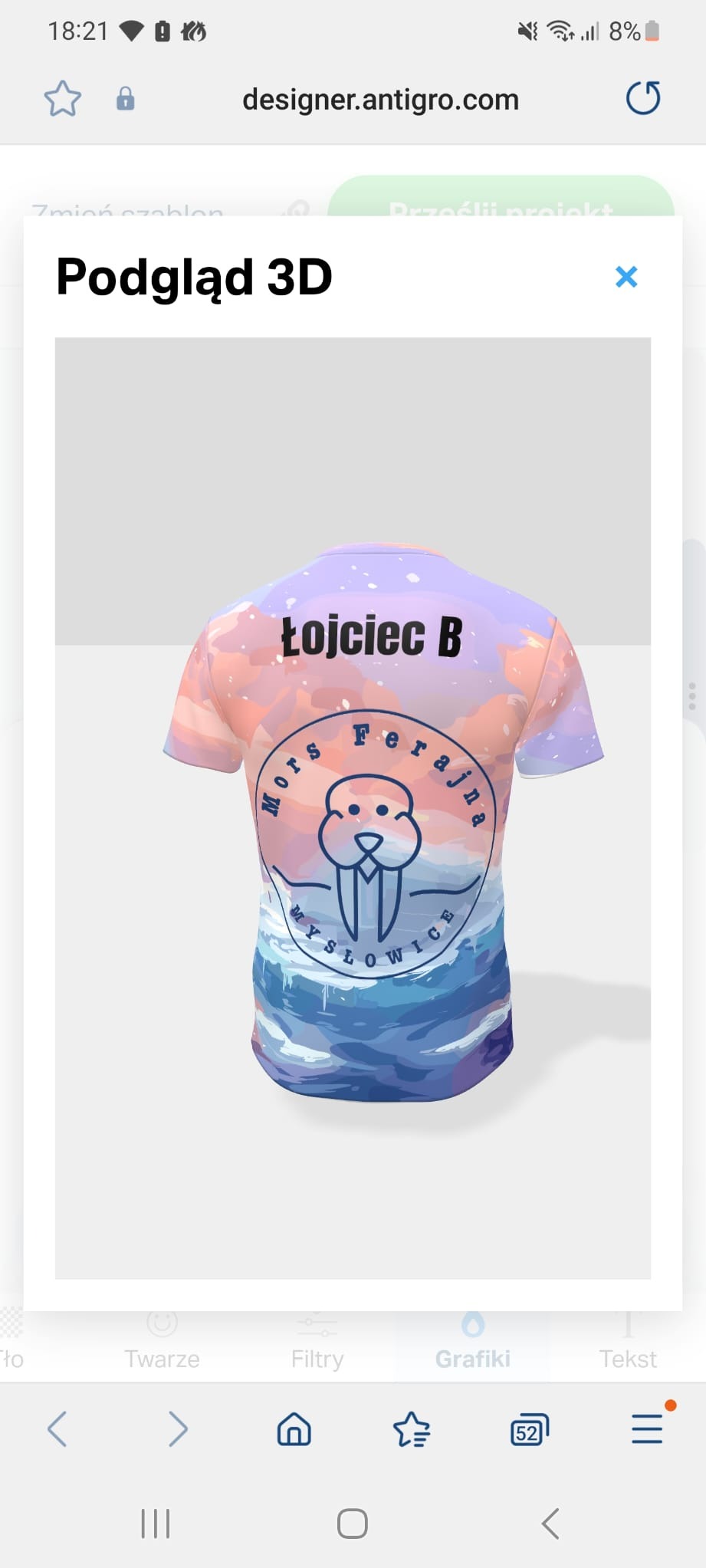 Wizualizacja koszulki z nadrukiem dla klubu Morsów 'Łojciec B', z grafiką przedstawiającą morsa w kole z napisem 'Mors Ferajna Mysłowice', na tle z efektem akwareli w odcieniach różu, fioletu...