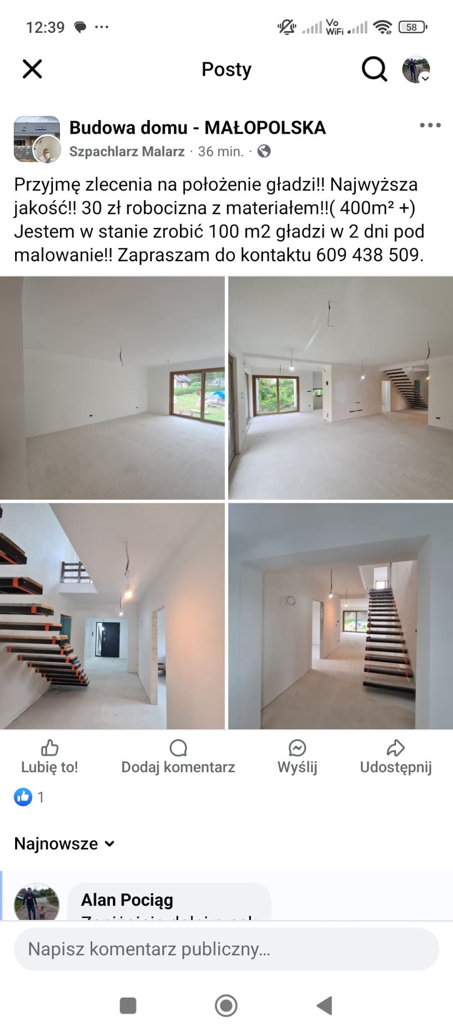 Wnętrze domu po położeniu gładzi, widok na białe ściany, schody z drewnianymi stopniami i duże okna.