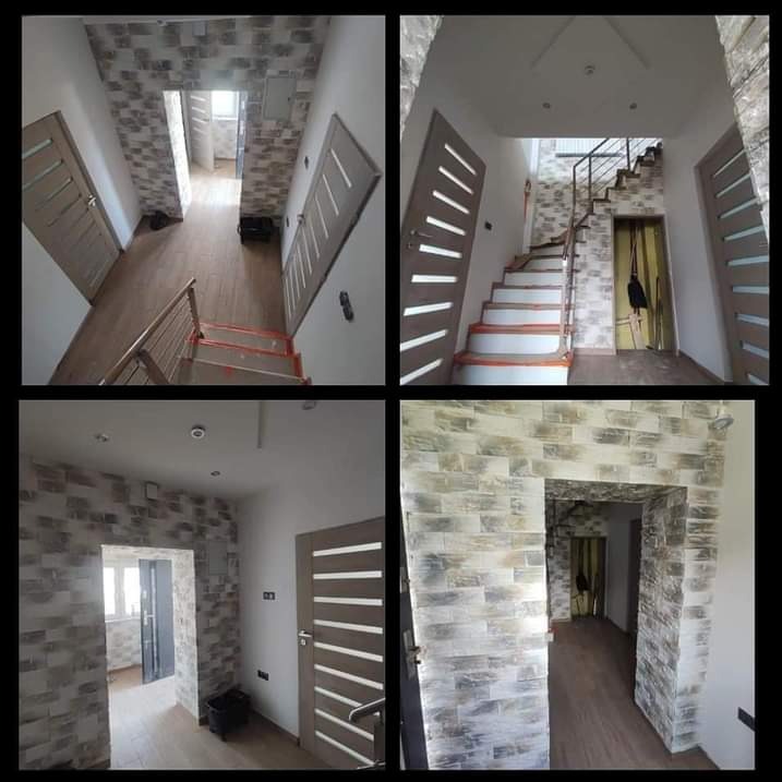 Kolaż czterech ujęć korytarza z drewnianą podłogą, ścianami wyłożonymi dekoracyjną cegłą w odcieniach szarości i beżu oraz schodami z drewnianymi stopniami i metalową balustradą. Widoczne drzwi...
