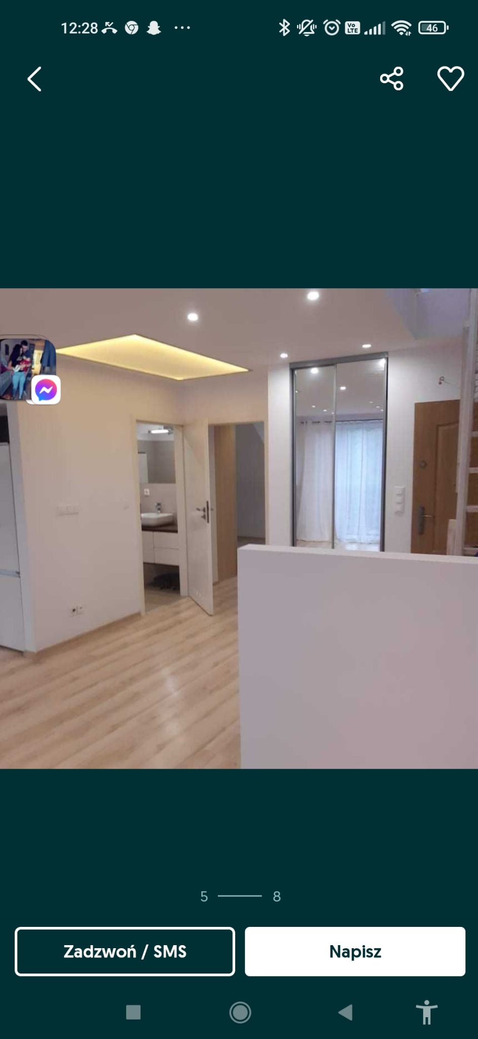 Jasne wnętrze mieszkania po remoncie: drewnopodobne panele podłogowe, białe ściany, sufit podwieszany z oświetleniem LED, szafa wnękowa z lustrzanymi drzwiami przesuwnymi, widok na łazienkę.