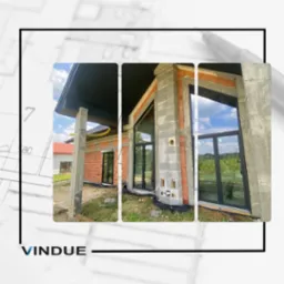 Montaż okien z czarną ramą w surowym stanie budynku z cegły, widoczne fragmenty instalacji i logo firmy na kolażu zdjęć.