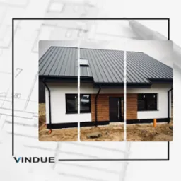 Nowoczesny dom jednorodzinny z grafitowym dachem na rąbek stojący, białą elewacją i drewnopodobną okładziną przy wejściu, widoczne czarne ramy okienne i rynny, prezentowany na tle planu...