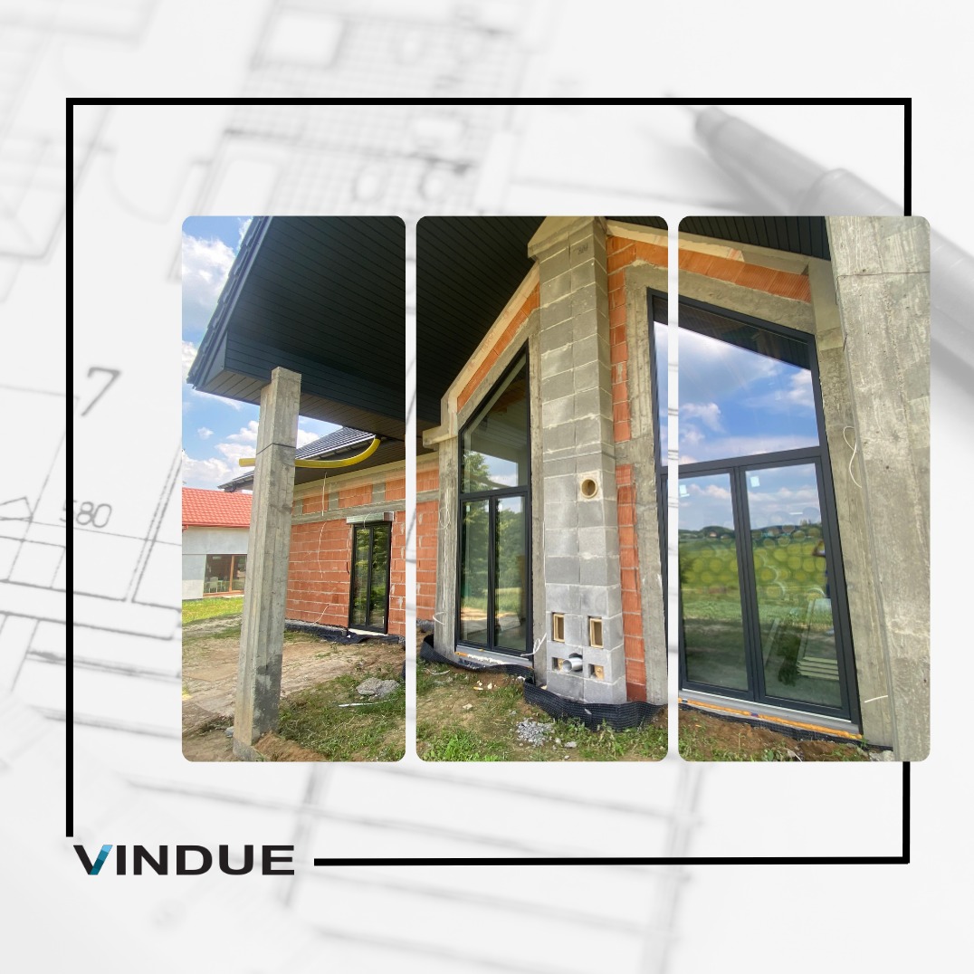 Montaż okien z czarną ramą w surowym stanie budynku z cegły, widoczne fragmenty instalacji i logo firmy na kolażu zdjęć.