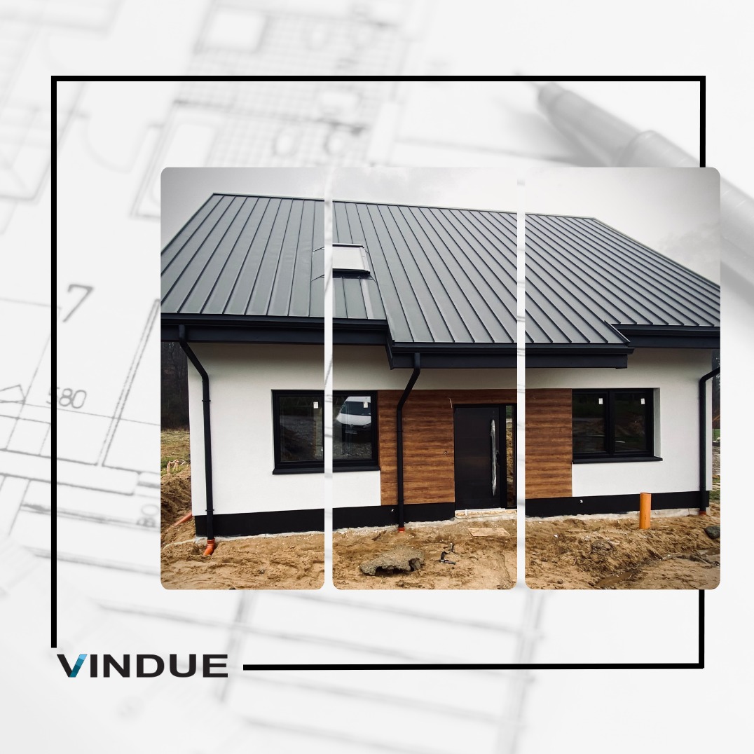 Nowoczesny dom jednorodzinny z grafitowym dachem na rąbek stojący, białą elewacją i drewnopodobną okładziną przy wejściu, widoczne czarne ramy okienne i rynny, prezentowany na tle planu...