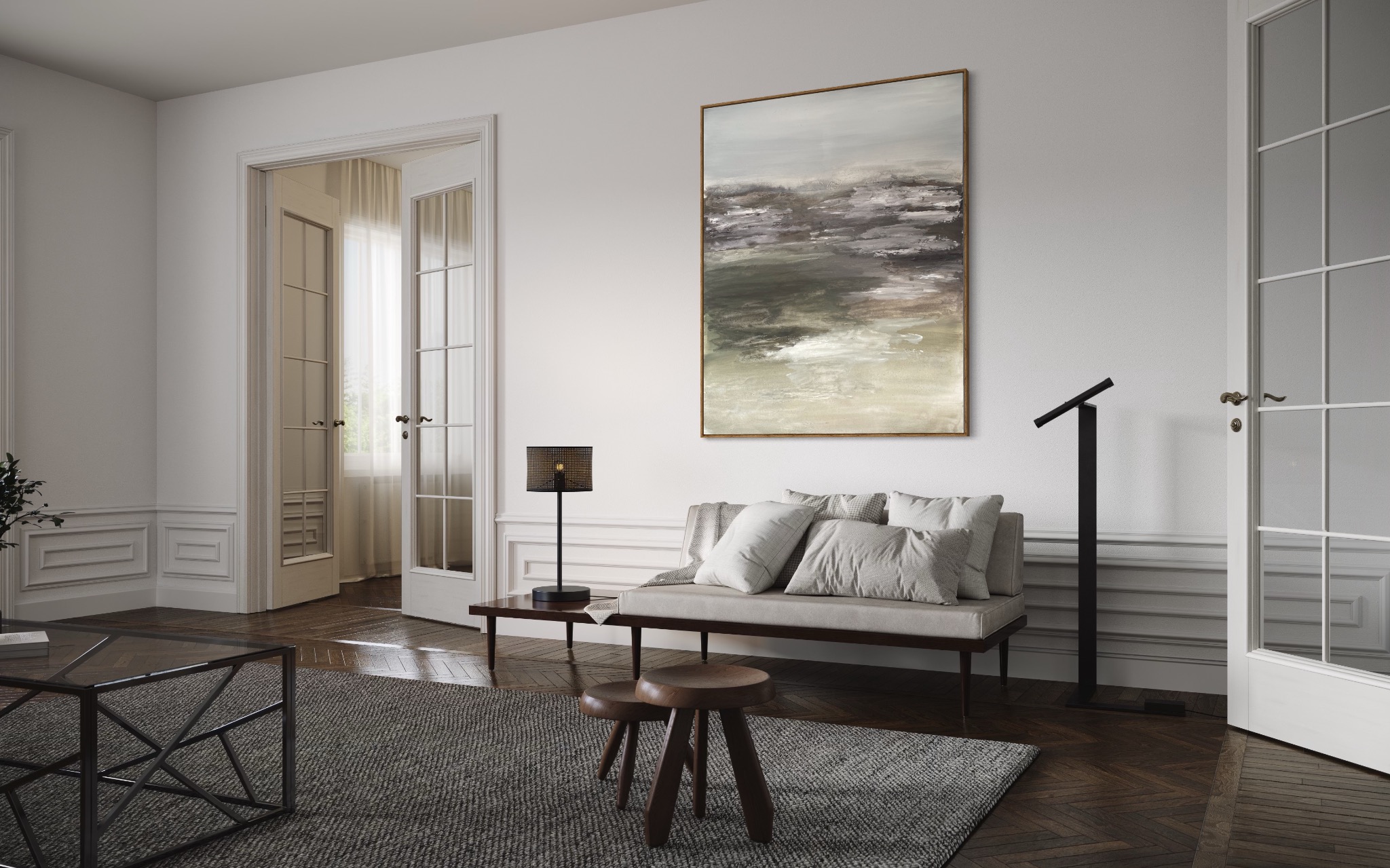 Salon z abstrakcyjnym obrazem w odcieniach szarości i beżu nad sofą z poduszkami, drewnianymi taboretami i lampą na stoliku bocznym.