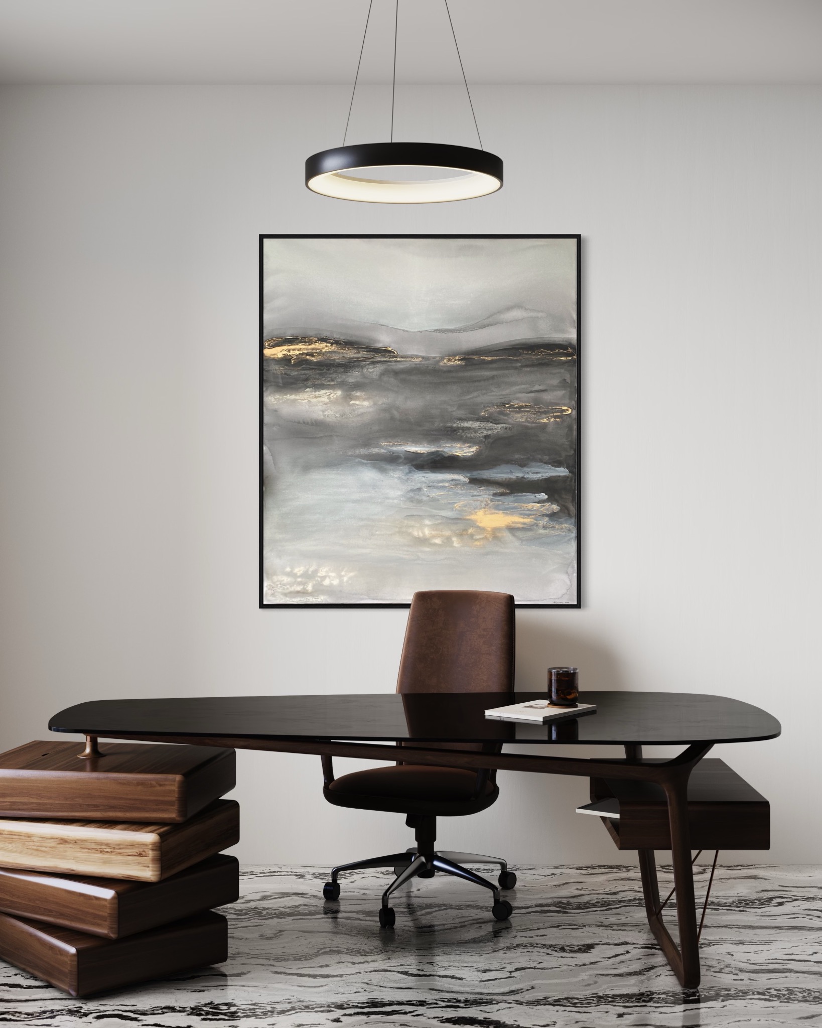 Abstrakcyjny obraz w czarnej ramie z motywem krajobrazu w odcieniach szarości i złota, wiszący nad ciemnym biurkiem z krzesłem w nowoczesnym biurze z marmurową podłogą.