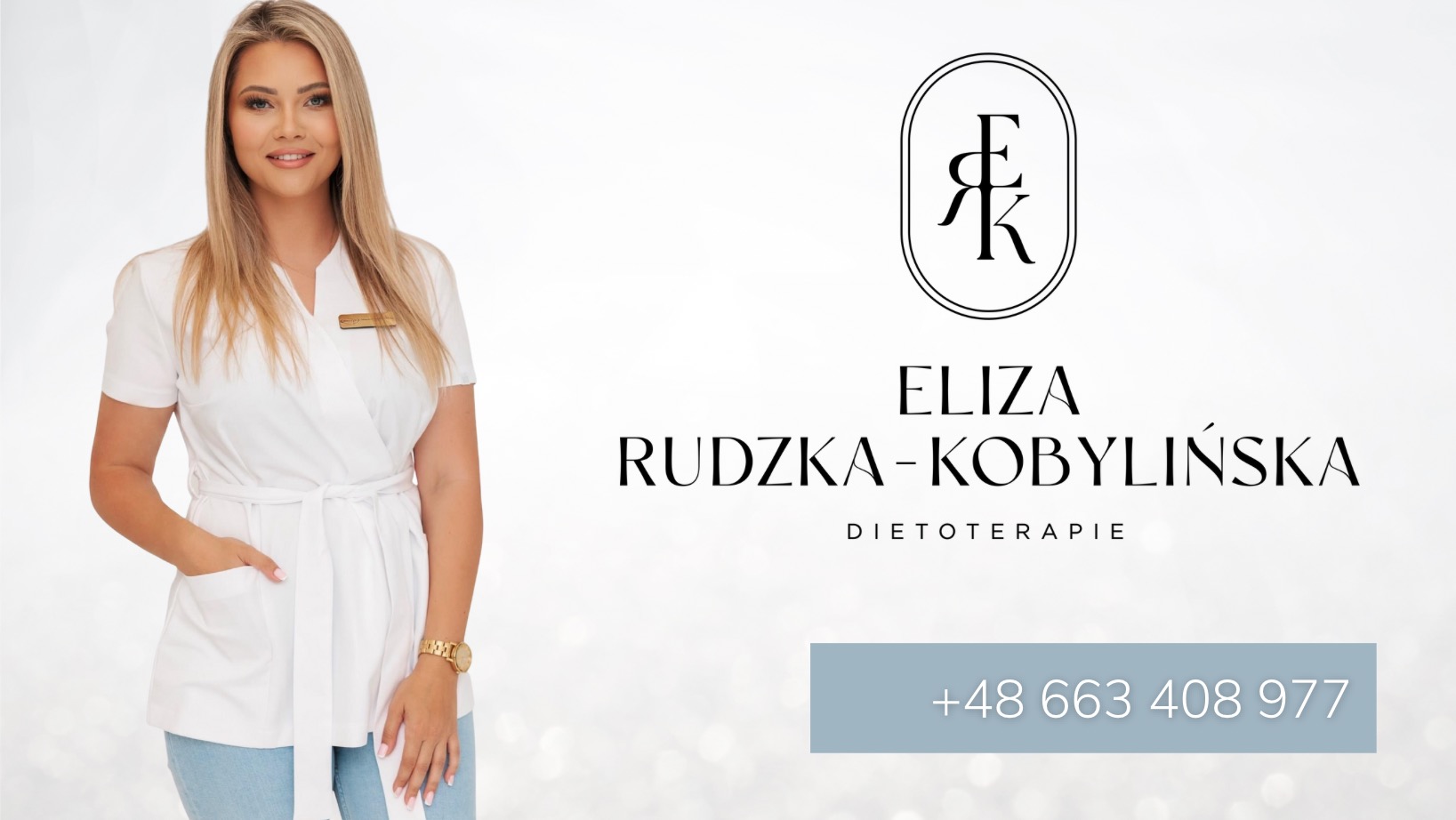 Portret uśmiechniętej kobiety w białym uniformie z identyfikatorem, na jasnym tle z logo i danymi kontaktowymi gabinetu.
