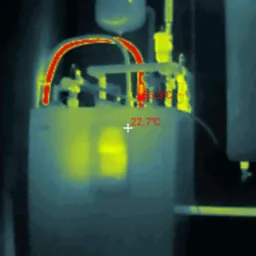 Termowizja instalacji: rury z zaznaczonymi temperaturami (19.4, 35.3, 22.7°C) na tle ciemnej powierzchni. Widoczne logo InfiRay i adres phsystem.pl.