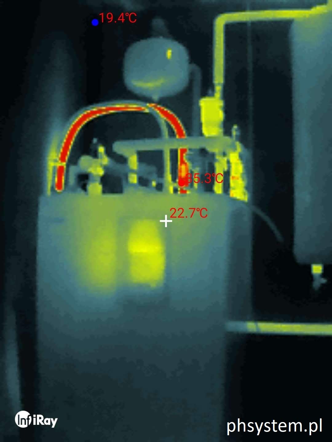 Termowizja instalacji: rury z zaznaczonymi temperaturami (19.4, 35.3, 22.7°C) na tle ciemnej powierzchni. Widoczne logo InfiRay i adres phsystem.pl.