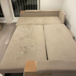 Tapicerka zabrudzona głównie przez codzienne użytkowanie, nie była dawno prana. Do tego dochodzi dość sporo plam moczu i po słodkich napojach. Udało usunąć się większość plam 🧽.