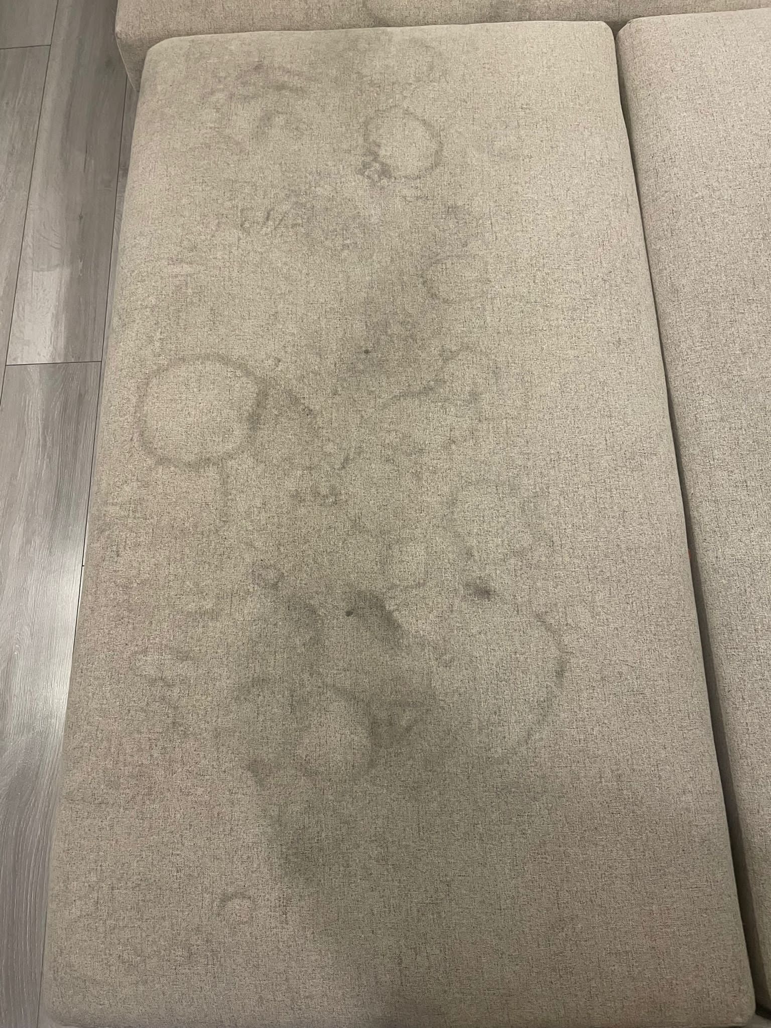 Beżowa tapicerka sofy z widocznymi okrągłymi plamami i zabrudzeniami, wymagająca odświeżenia w Bydgoszczy.