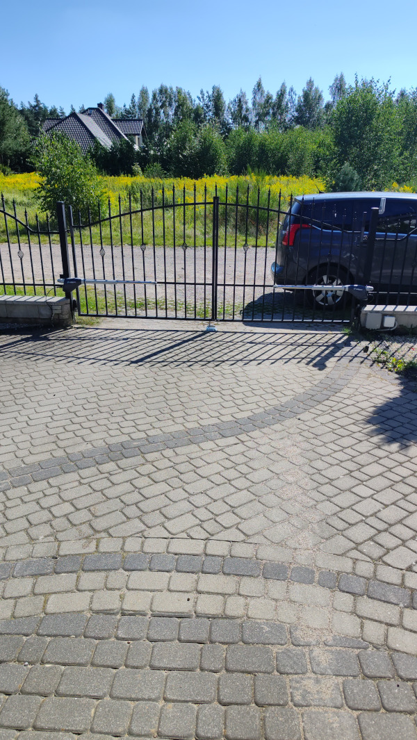 Zamontowany przez nas napęd do bramy dwuskrzydłowej Calypso 400