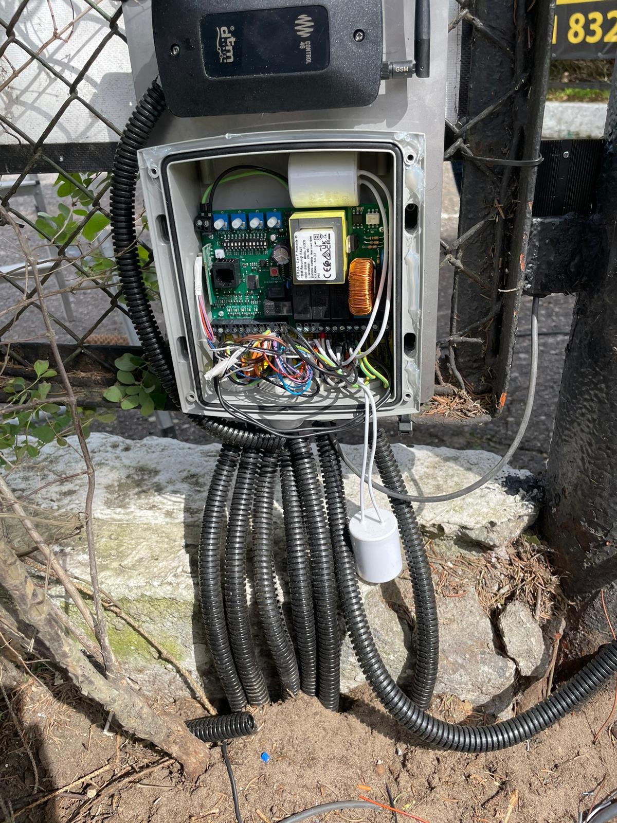 Centrala napędu do bramy ze sterowaniem GSM