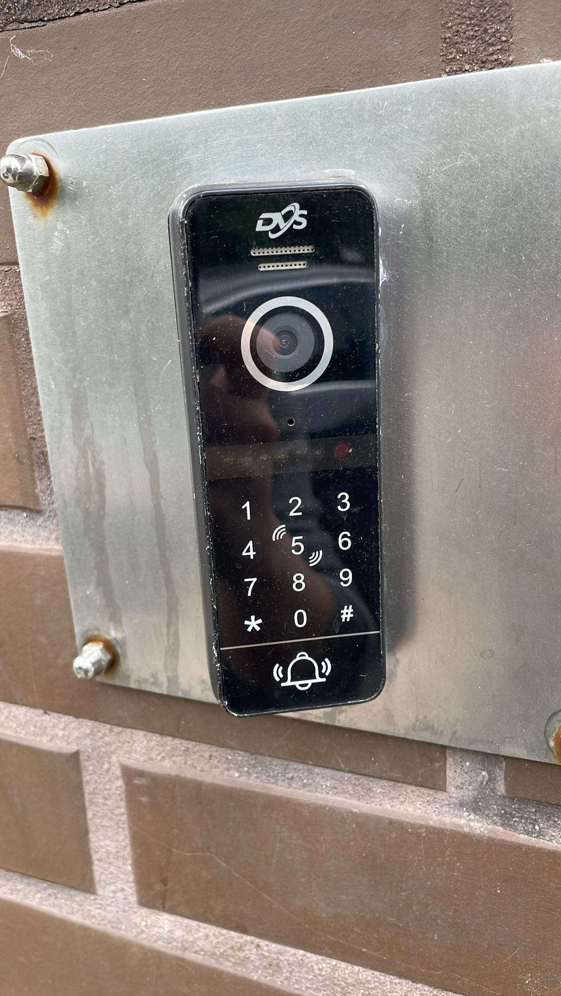 Przykładowa stacja bramowa domofonu. Wykonana wymiana na słupku z klinkieru