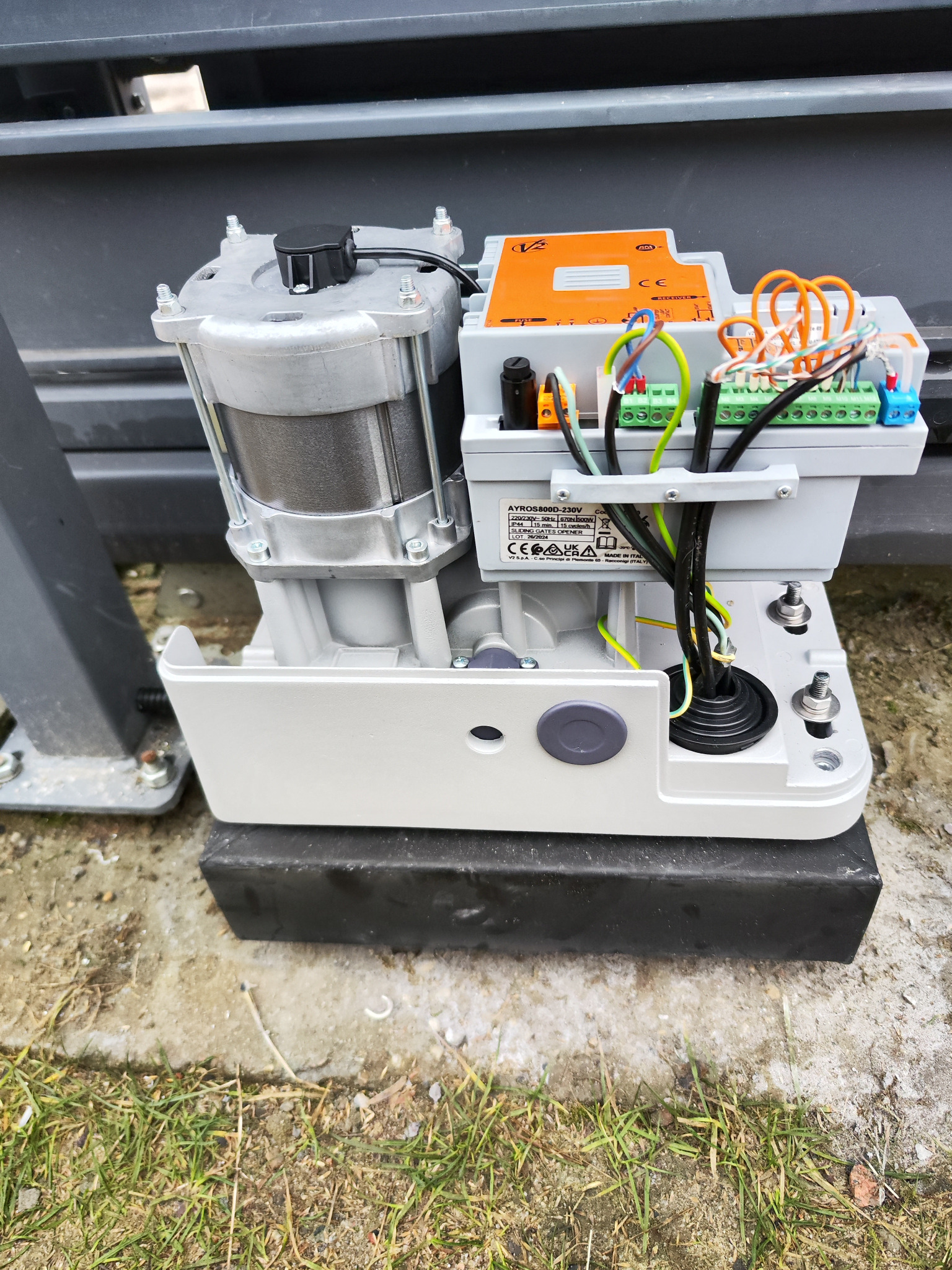 Przewody spięte i zarobione odpowiednimi końcówkami