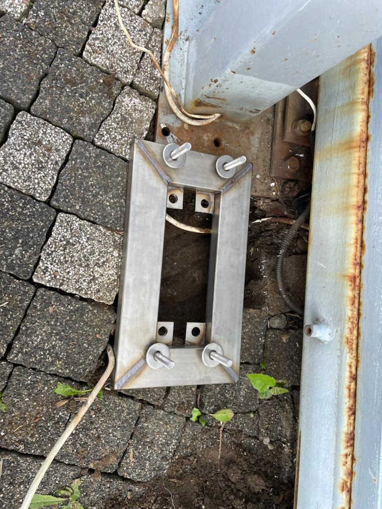 Taką podstawę wstawiliśmy, plus wymiana przewodów na ziemne.