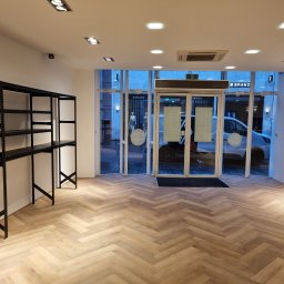 Montaż paneli winylowych SPC jodełka dąb jasny, sieć salonów z garniturami Holandia