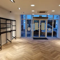 Montaż paneli winylowych SPC jodełka dąb jasny, sieć salonów z garniturami Holandia