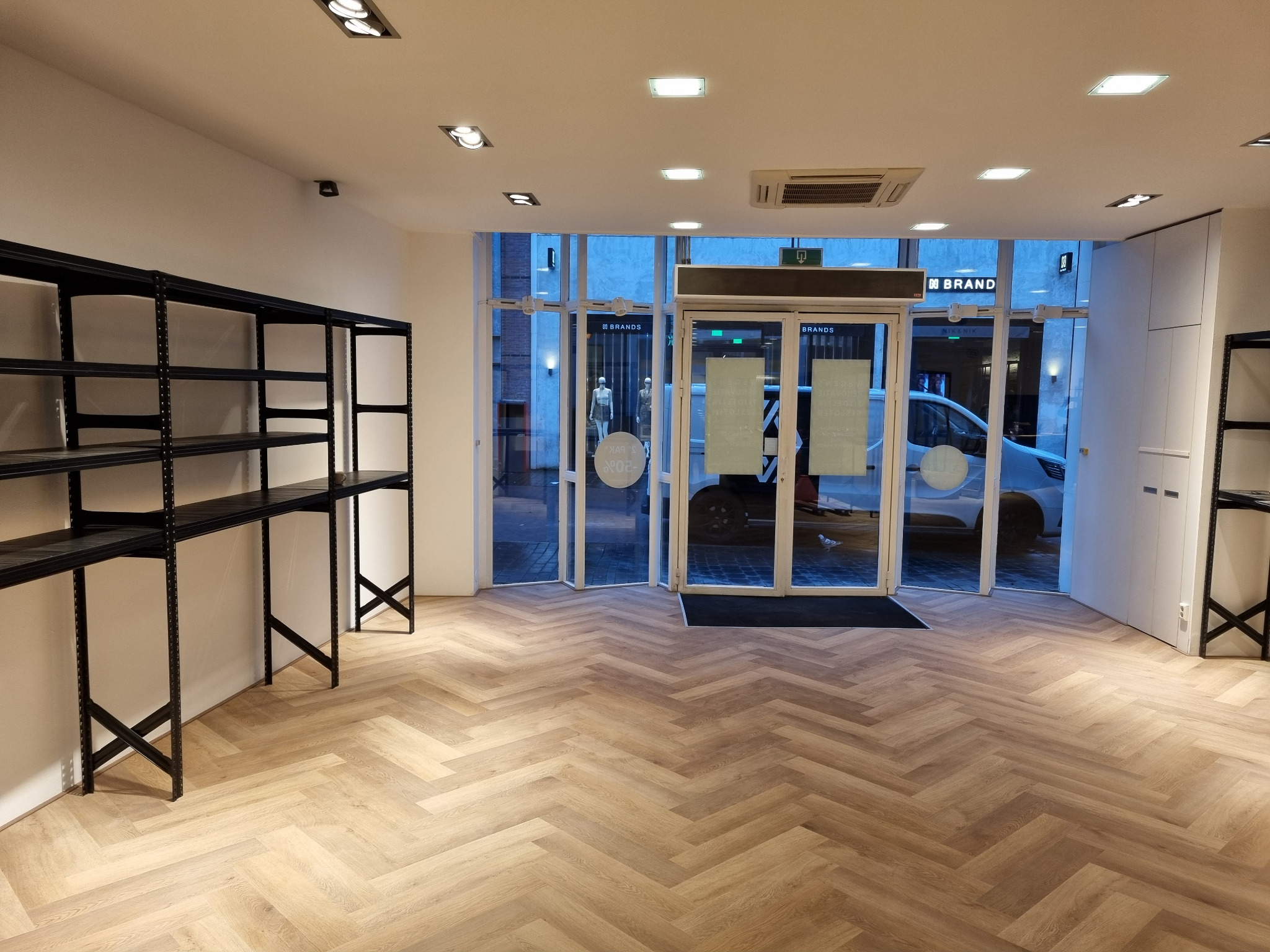 Montaż paneli winylowych SPC jodełka dąb jasny, sieć salonów z garniturami Holandia