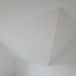 remoglass9 - Białe poddasze po remoncie z widocznymi kablami elektrycznymi i fragmentem okna.