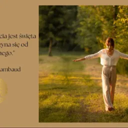 Kobieta idzie ścieżką w letnim słońcu, z rozłożonymi ramionami, symbolizująca harmonię i wewnętrzny spokój, obok znajduje się cytat o ścieżce życia i drzewo.