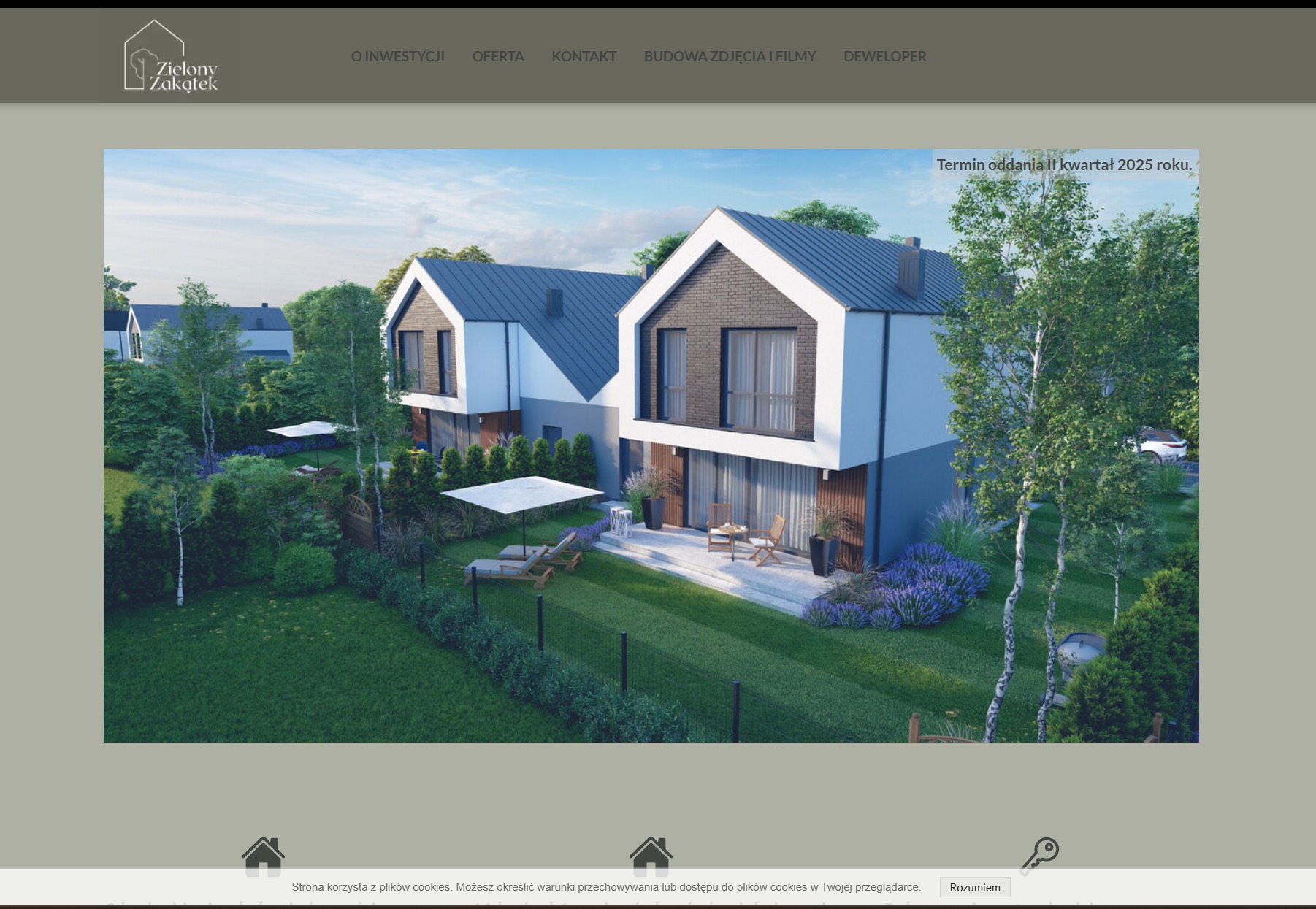 Wizualizacja dwóch nowoczesnych domów bliźniaczych z płaskimi dachami i elementami z ciemnej cegły, otoczonych bujną zielenią i kwiatami, z terminem oddania w II kwartale 2025 roku.