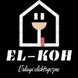Logo firmy EL-KOH świadczącej usługi elektryczne, przedstawione na czarnym tle z białym obrysem domu, wewnątrz kt&oacute;rego znajduje się schematyczny symbol gniazdka elektrycznego z czerwonym bolcem...