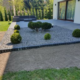 Rabatka z kamieniami. Podwyższona do tarasu