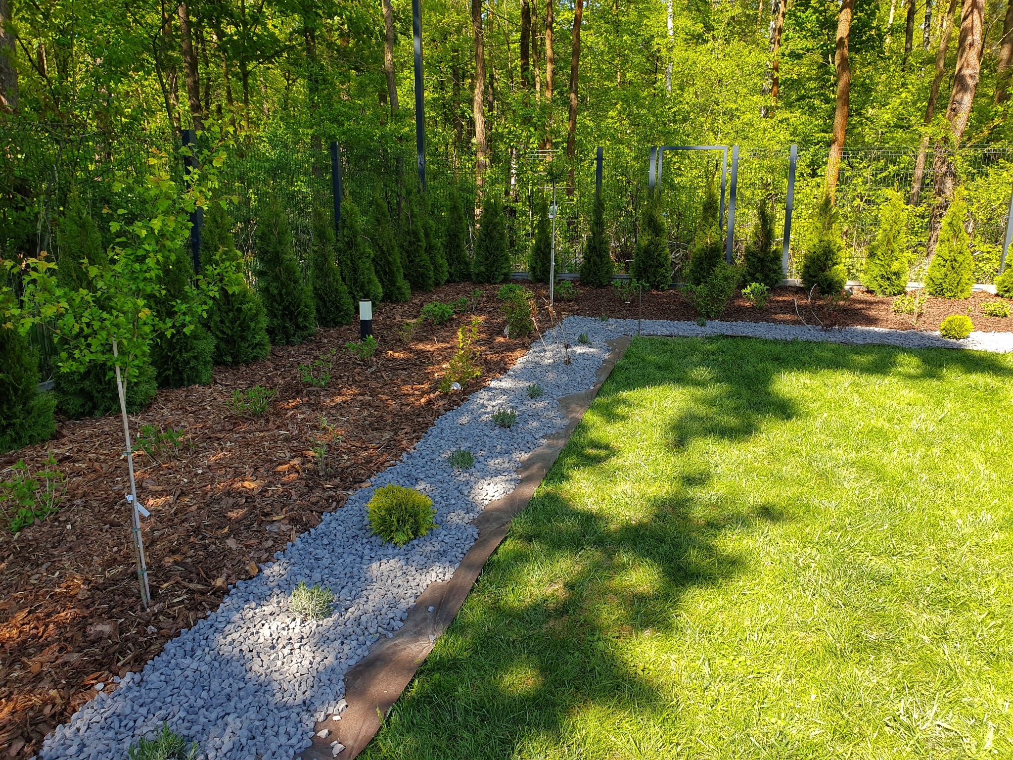 Rabatka, połączona kora z kamieniami