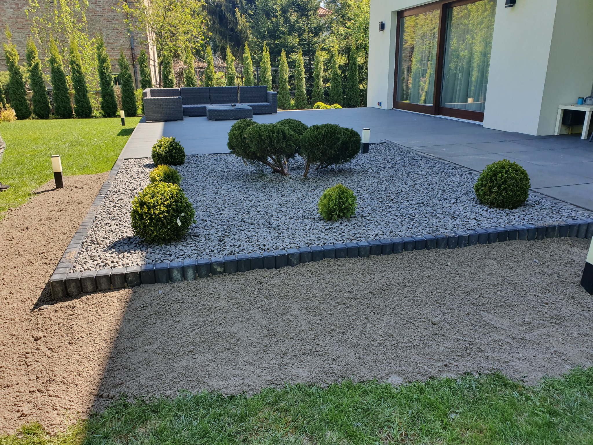 Rabatka z kamieniami. Podwyższona do tarasu