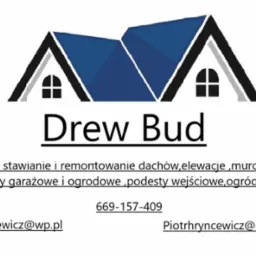 Logo firmy budowlanej Drew Bud z graficzną reprezentacją dachu w kolorze niebieskim, oferującej kompleksowe usługi budowlane, w tym stawianie i remontowanie dachów, elewacje, murowanie ścian...