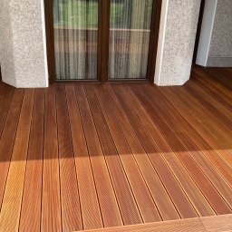 BLUE OAK SPÓŁKA Z OGRANICZONĄ ODPOWIEDZIALNOŚCIĄ - Taras z drewna egotycznego Bangkirai, deska z drobnym ryflem.